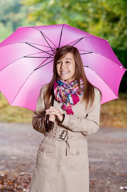 Jovem bonita com guarda-chuva