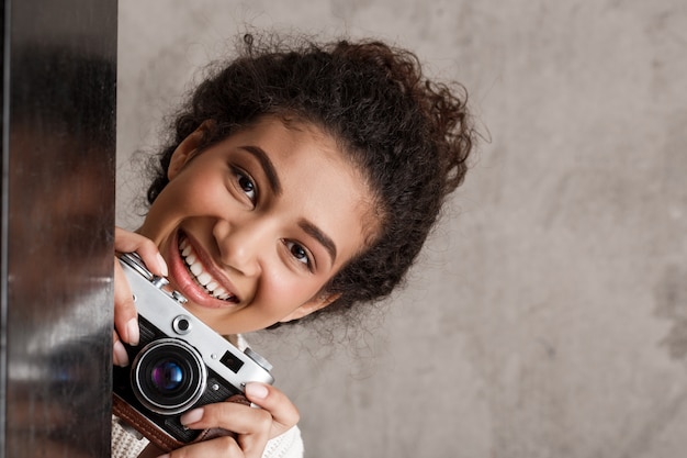 Foto grátis jovem bonita com olhar de câmera de canto