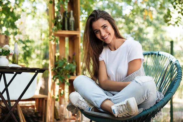 Jovem bonita, envolvida em um cobertor quente