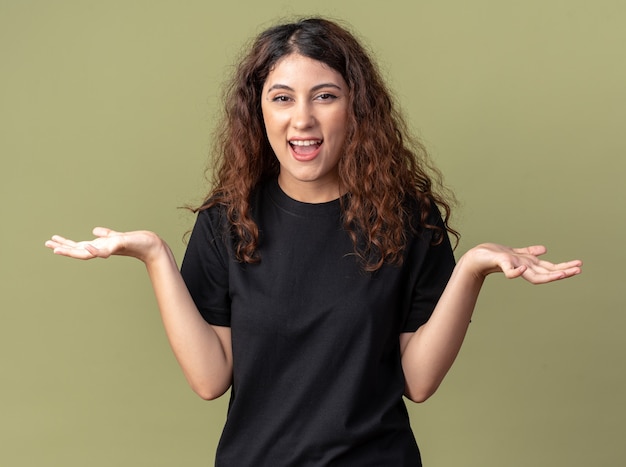 Jovem bonita impressionada com as mãos vazias