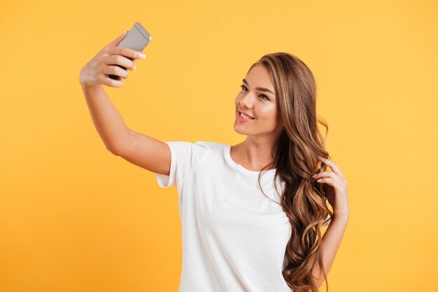 Jovem bonita muito bonita fazer selfie por telefone móvel