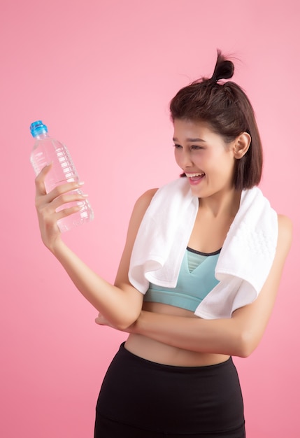 Jovem, bonito, ajuste, mulher, água potável, após, exercício