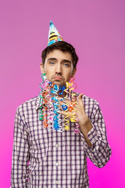 Jovem bonito com barba falsa posando na festa de aniversário.