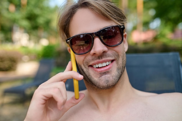 Jovem bonito com um telefone na mão