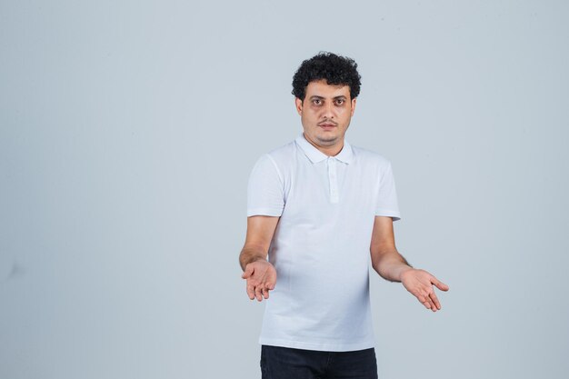 Jovem bonito com uma camiseta casual