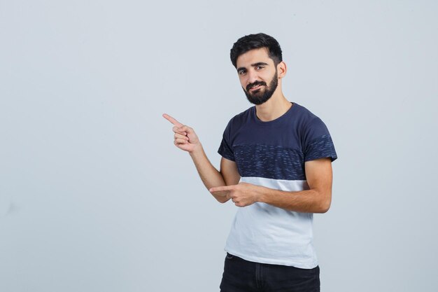 Jovem bonito com uma camiseta casual