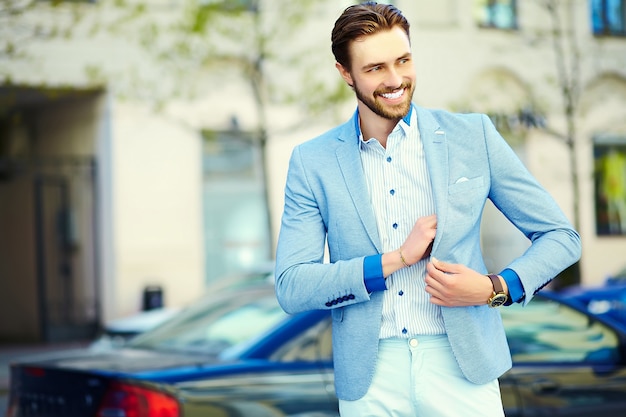 Jovem bonito elegante terno na rua