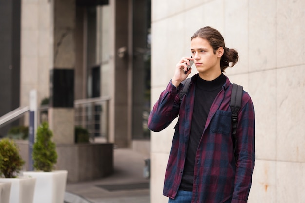 Foto grátis jovem bonito falando ao telefone