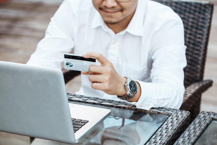 Foto grátis jovem bonito gosta de fazer compras online no celular com cartão de crédito