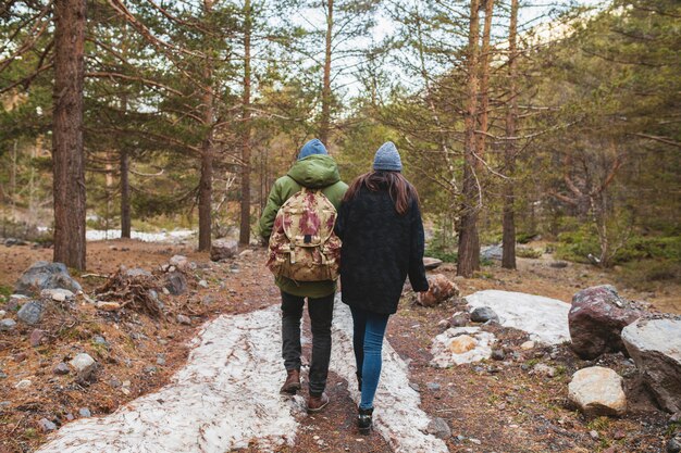 Jovem bonito hipster homem e mulher apaixonada viajando juntos na natureza selvagem