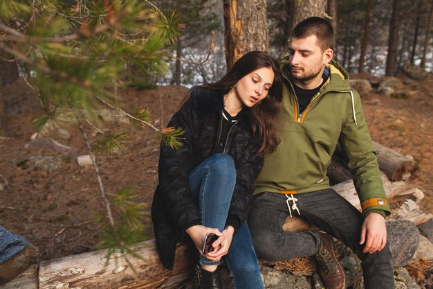 Jovem bonito hipster homem e mulher apaixonada viajando juntos na natureza selvagem