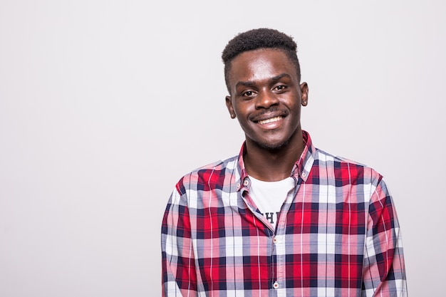 Foto grátis jovem bonito homem de negócios africano posando isolado