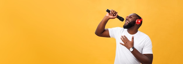 Foto grátis jovem, bonito, menino americano africano, cantando, emocional, com, micro