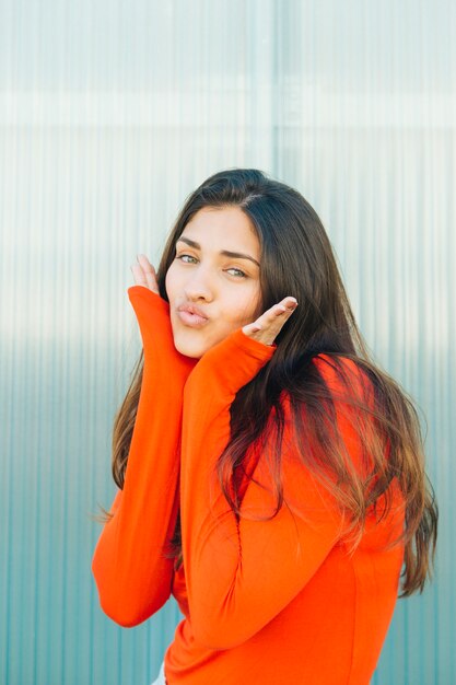 Jovem, bonito, mulher olha, câmera