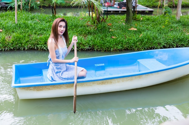 Foto grátis jovem, bonito, mulher relaxando, por, remando barco