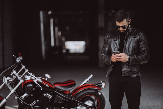 Jovem bonito na motocicleta