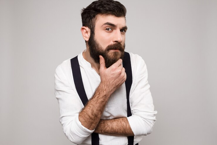 Foto grátis jovem bonito posando sobre branco.