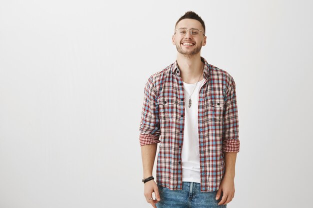 Jovem bonito posando