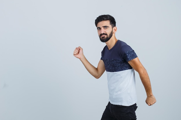 Jovem bonito se preparando para correr