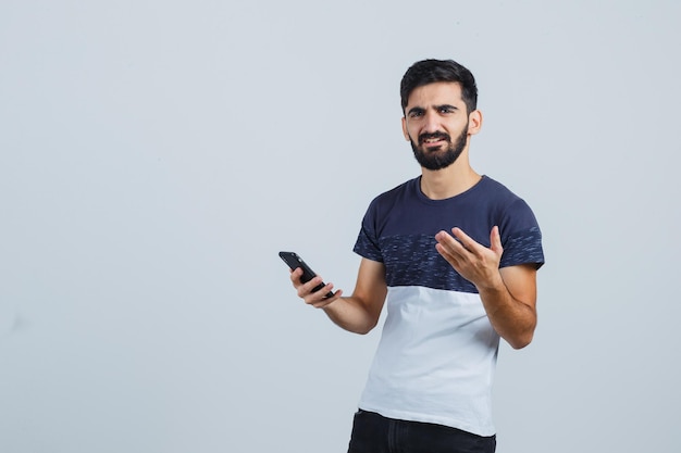 Jovem bonito usando um telefone