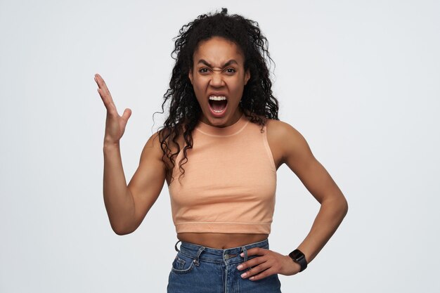 Foto grátis jovem brava, louca, louca, mulher afro-americana, grita muito alto com a boca totalmente aberta