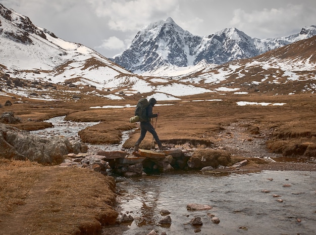 Jovem caminhante em uma excursão de trekking pelas belas montanhas dos Andes, no Peru