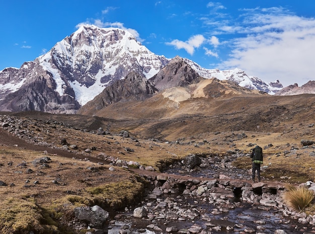 Jovem caminhante em uma excursão de trekking pelas belas montanhas dos andes, no peru