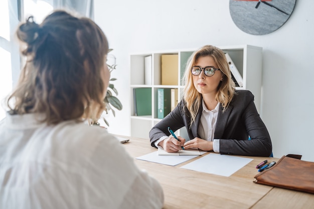 Jovem candidata entrevistada pelo empregador