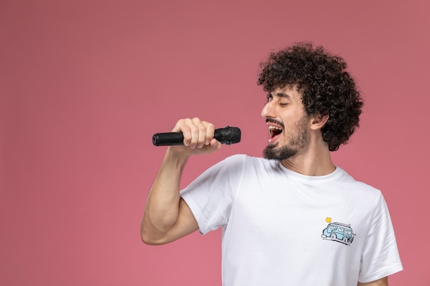 Foto grátis jovem cantando muito bem