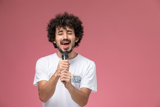 Foto grátis jovem cantando música emocionante