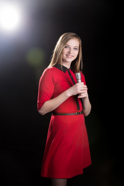 Jovem cantora em vestido vermelho