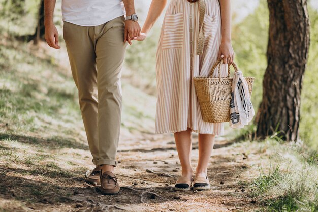 Jovem casal a passear no bosque