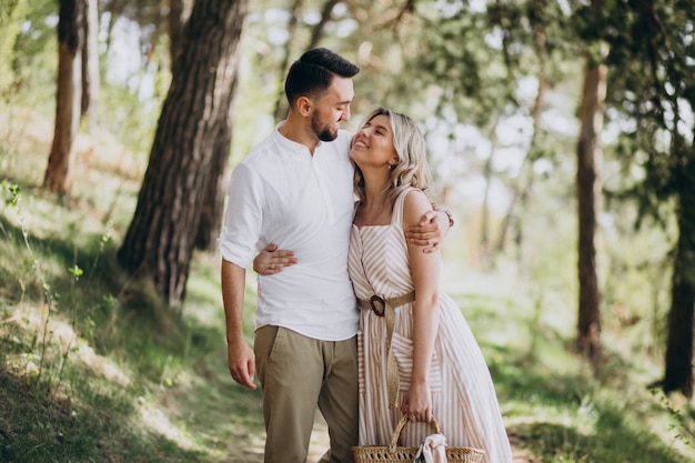 Jovem casal a passear no bosque