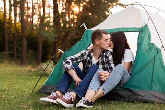 Jovem casal adorável curtindo o tempo na natureza