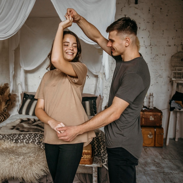 Foto grátis jovem casal adorável dançando juntos