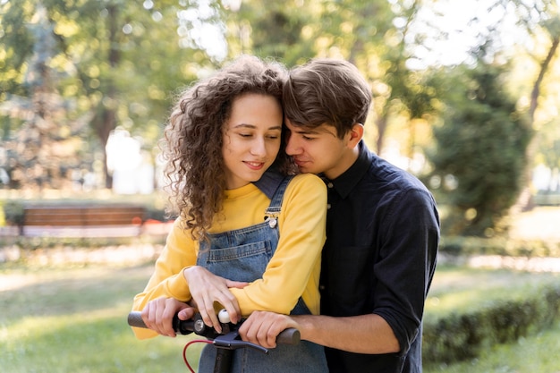 Foto grátis jovem casal adorável junto