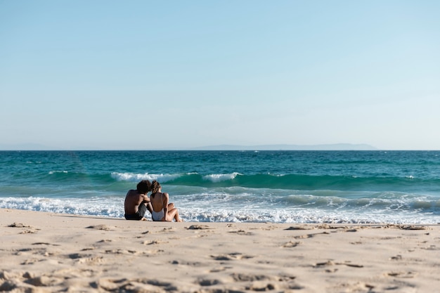 Jovem casal adorável na praia do paraíso tropical