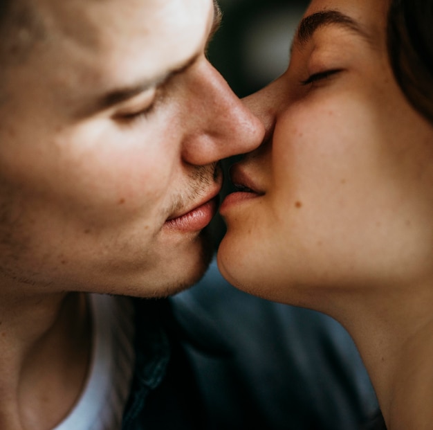 Jovem casal adorável se beijando