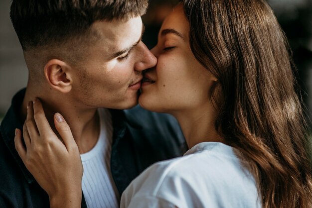Jovem casal adorável se beijando