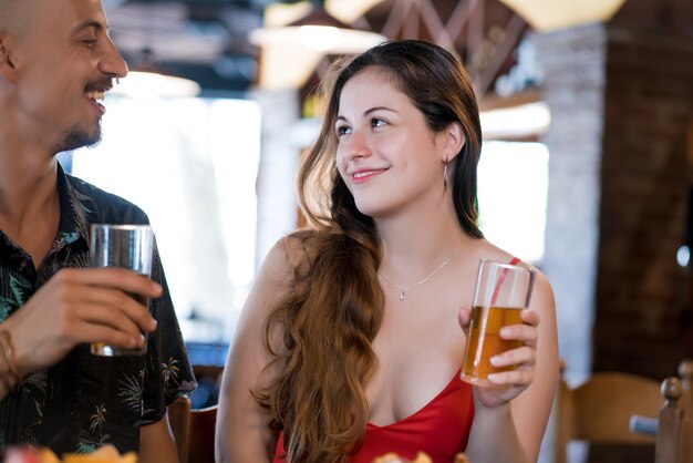 Jovem casal almoçando juntos em um restaurante.