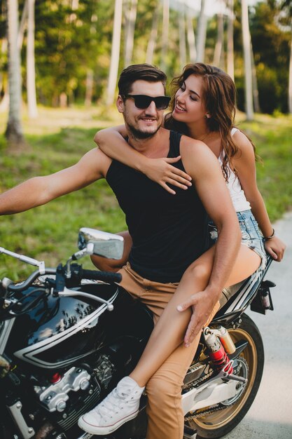 Jovem casal apaixonado, andando de moto