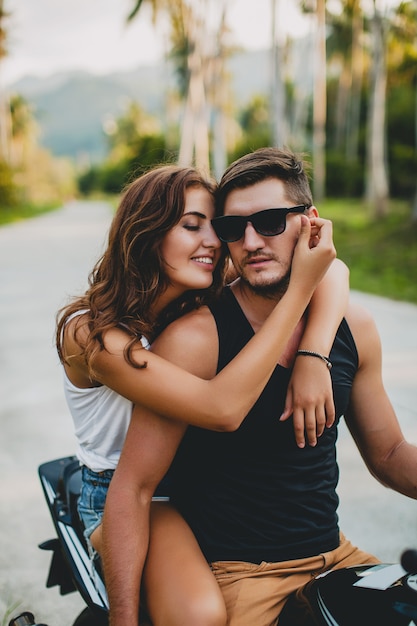 Jovem casal apaixonado, andando de moto