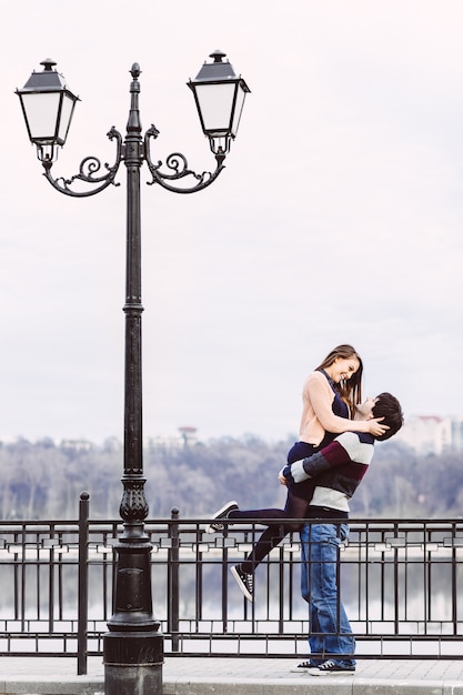 Foto grátis jovem casal apaixonado ao ar livre