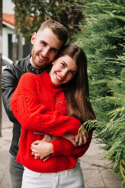 Jovem casal apaixonado ao ar livre