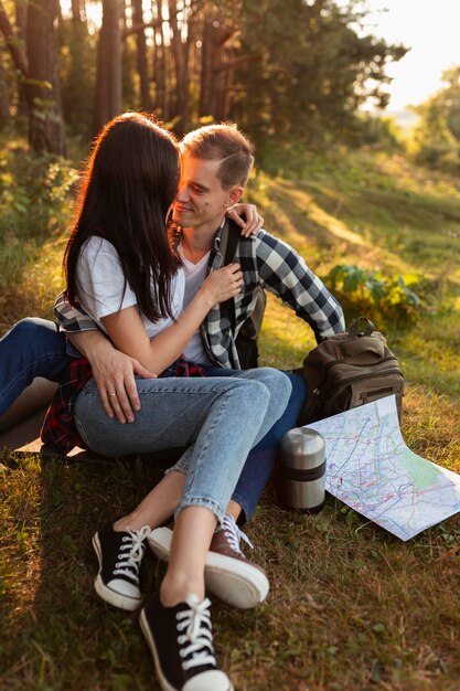 Jovem casal apaixonado ao ar livre