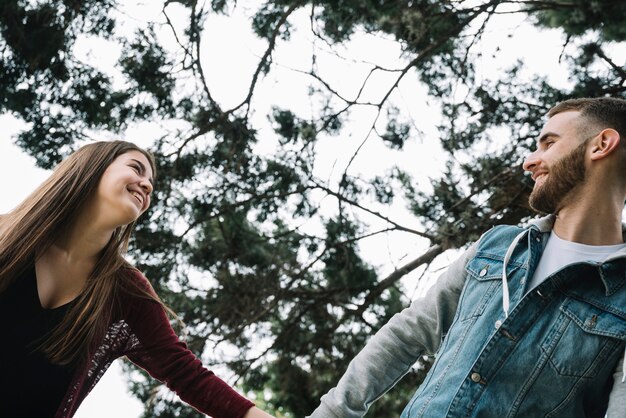 Jovem casal apaixonado no jardim