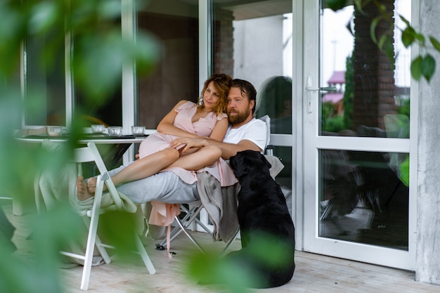 Jovem casal apaixonado no terraço da sua casa.