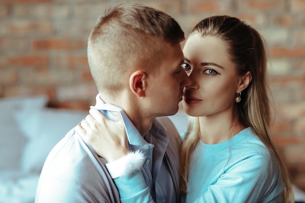 Jovem casal apaixonado, passando um tempo juntos. mulher bonita e homem bonito tendo momentos íntimos em casa