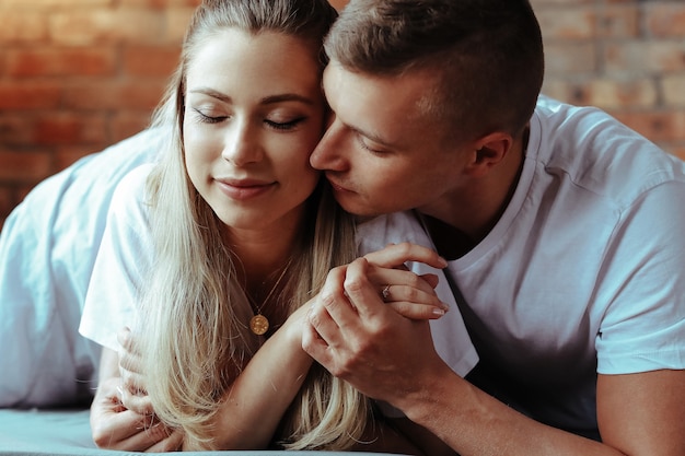 Jovem casal apaixonado, passando um tempo juntos. Mulher bonita e homem bonito tendo momentos íntimos em casa