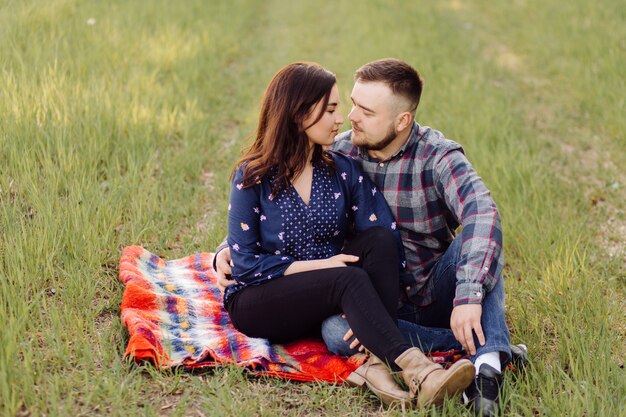 Jovem casal apaixonado se divertindo e apreciando a bela natureza